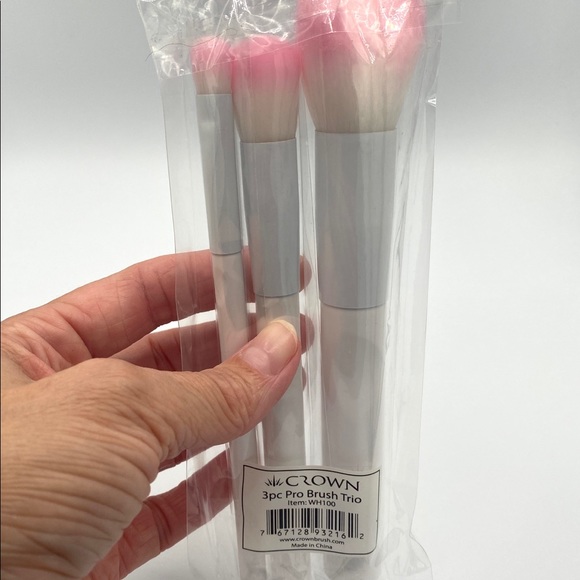 Crown, Makeup Brushes 3pc Pro Brush Trio White & Pink New - Picture 6 of 7